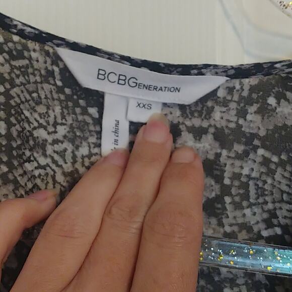 BCBGeneration Long Sleeve Print Wrap Romper XXS - Picture 4 of 6